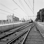 824749 Gezicht op het perron van het N.S.-station Tilburg West te Tilburg, met een naderend electrisch treinstel mat. ...